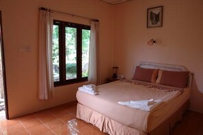 Cottage | Individually decorated, individually furnished, desk, free WiFi