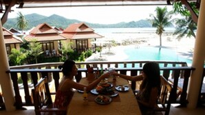 Comedor con vista a la playa y las montañas.