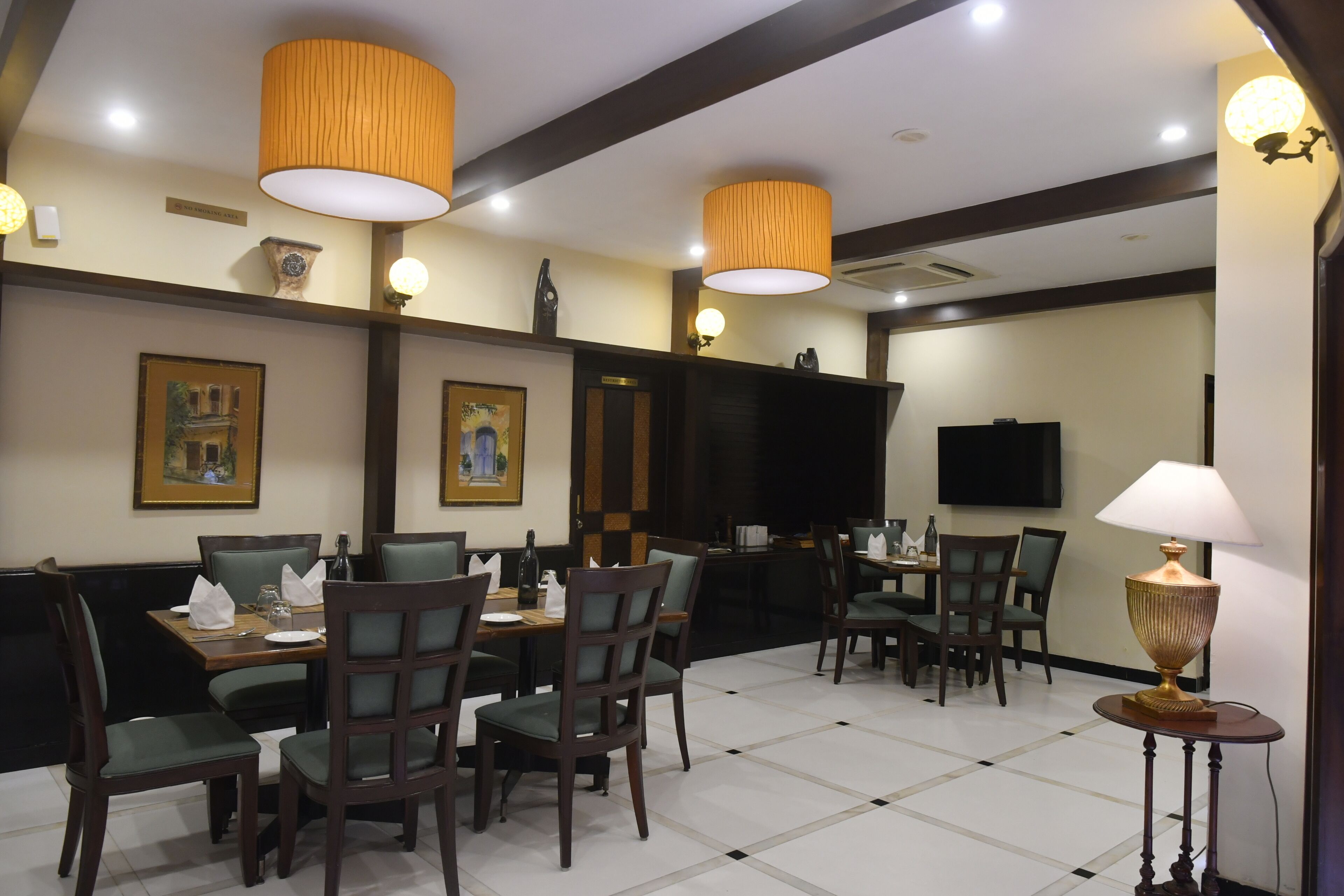 Frokost, lunsj og middag serveres, lokale retter 