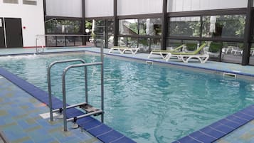 Piscine couverte, chaises longues