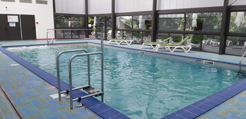 室內游泳池，提供日光浴躺椅