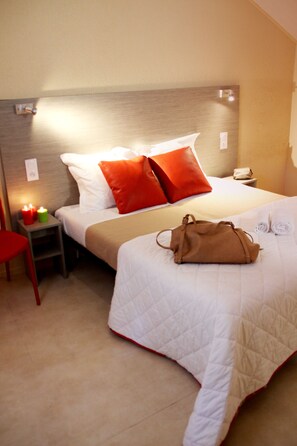 Individually decorated, individually furnished, blackout curtains - VVF Collonges-la-Rouge (Collonges-la-Rouge)