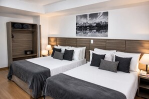 A hotel room with two beds, a cityscape painting, a wardrobe, and a bedside table with a lamp. - Hotel Dan Inn Planalto São Paulo by Nacional Inn (São Paulo)
