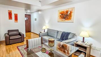 Deluxe-Doppelzimmer | Wohnbereich | LCD-Fernseher