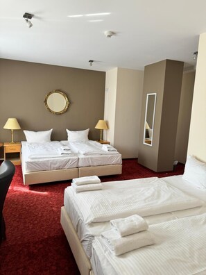 Egyptian cotton sheets, Select Comfort beds, desk, soundproofing - Hotel Bonverde (Berlin)