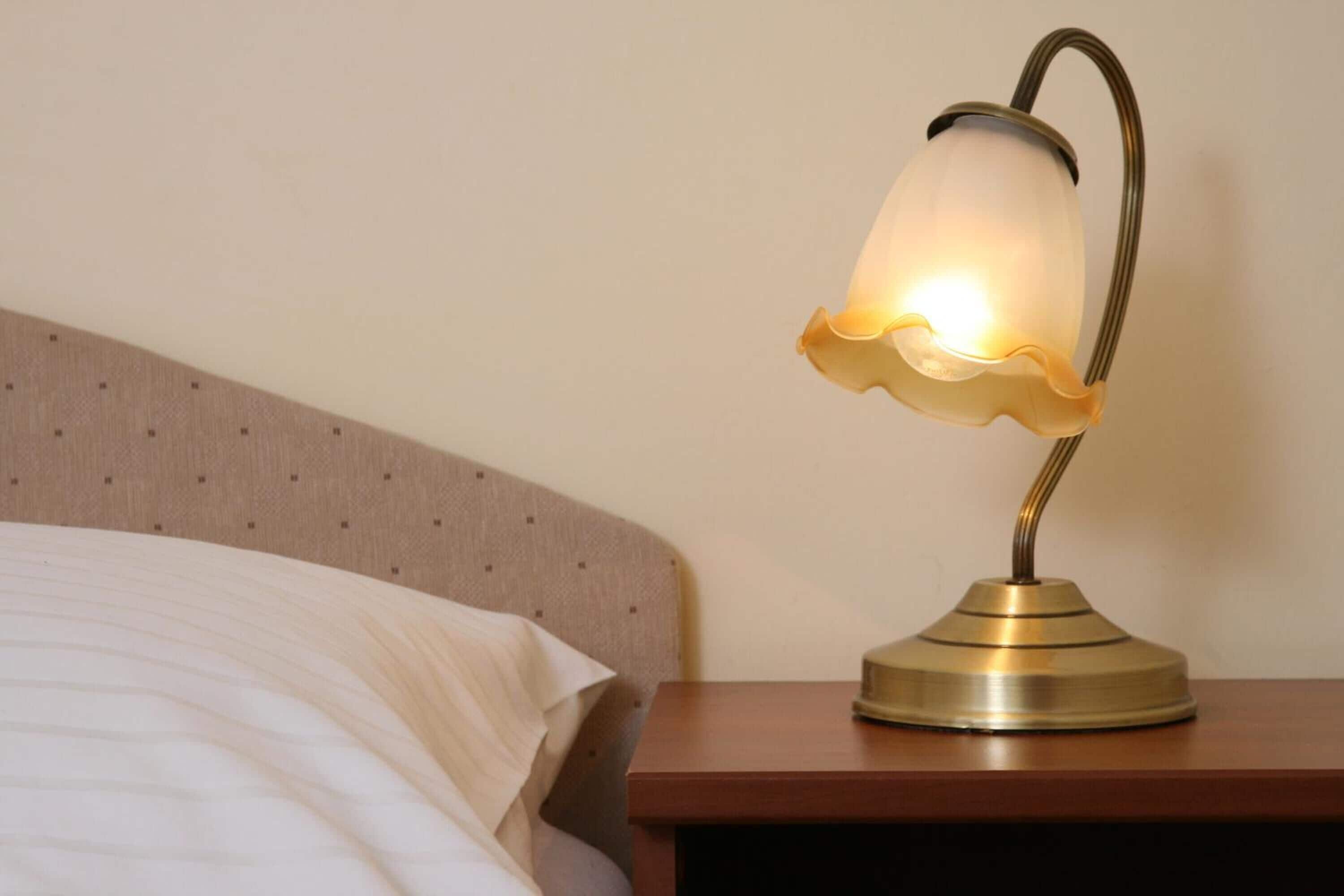 Une table de chevet avec une lampe.