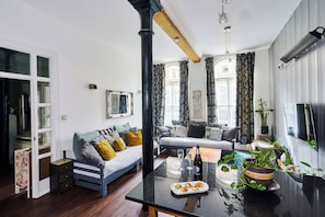 Luxury Apartment | Living area | Ping pong - Lushpads (Manchester)
