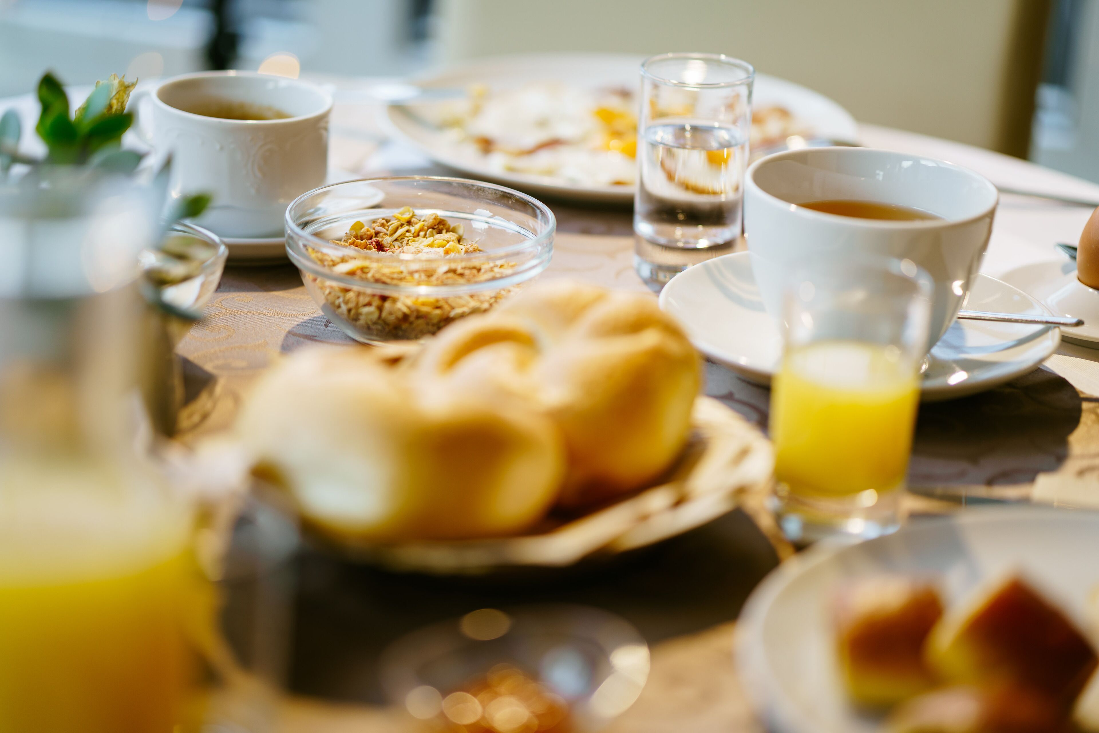 breakfast, dinner, brunch served; garden views