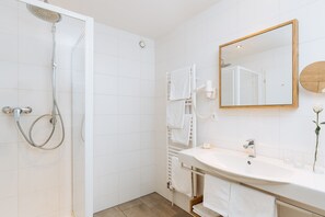 Suíte luxo, 3 quartos, sacada, vista para a montanha | Chuveiro