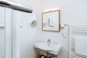 Shower, rainfall showerhead, free toiletries, hair dryer