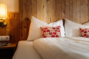 เครื่องนอนระดับพรีเมียม, เตียงพร้อมฟูกเสริมที่นอน, โต๊ะทำงาน