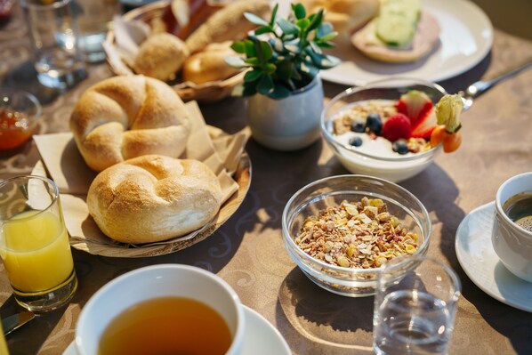 بوفيه فطور مجانًا يوميًا