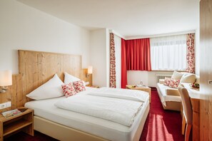Habitación cuádruple, balcón, vista a la montaña | Ropa de cama de alta calidad, camas con pillow-top y escritorio 