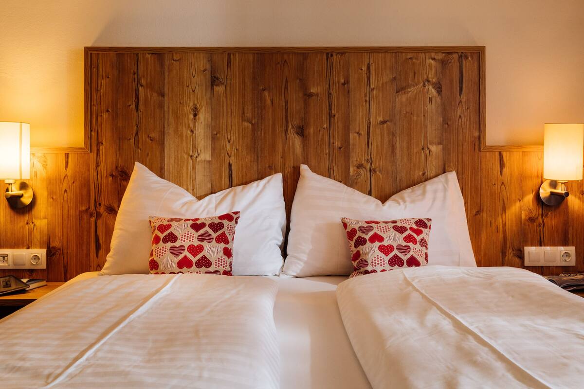 2 bedrooms, premium bedding, pillow-top beds, desk