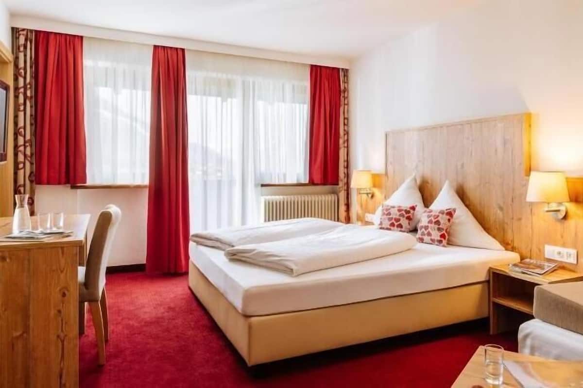 Ropa de cama de alta calidad, camas con pillow-top y escritorio