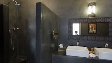 Familien-Suite | Badezimmer | Dusche, kostenlose Toilettenartikel, Haartrockner, Bademäntel