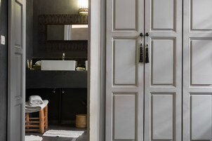 Ducha, artículos de tocador gratuitos, secador de pelo, batas