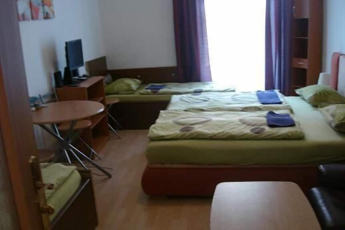 Escritorio, wifi y ropa de cama