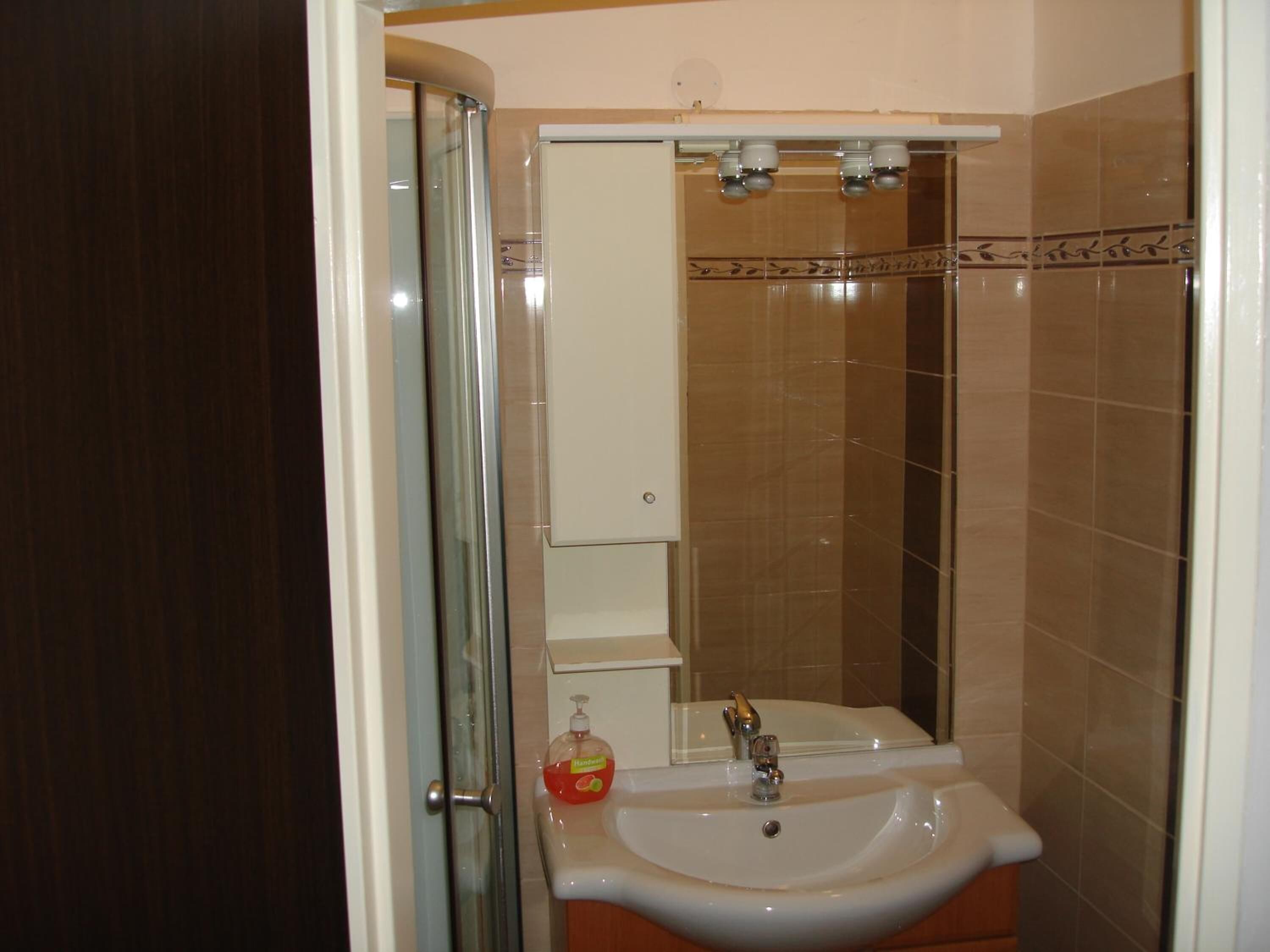 Shower, handuk, sabun, dan tisu toilet
