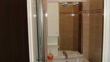 Shower, handuk, sabun, dan tisu toilet
