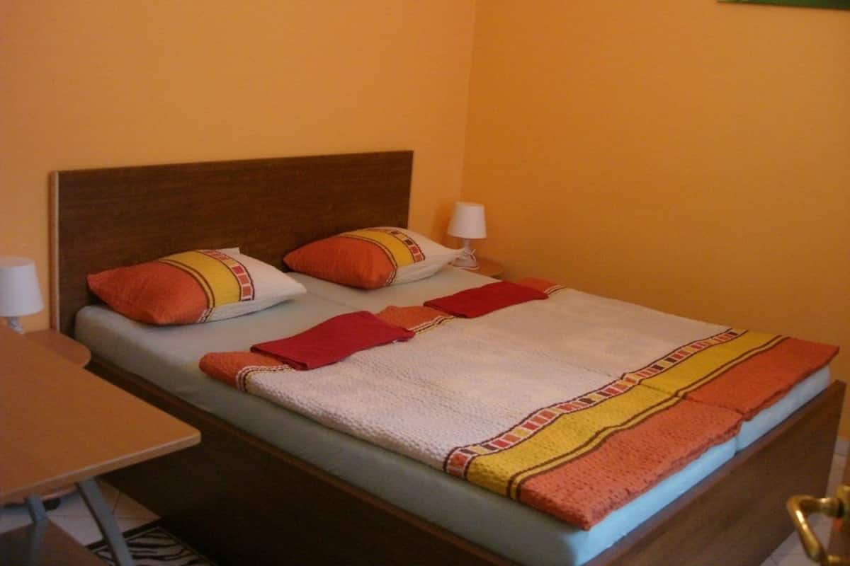 Escritorio, wifi y ropa de cama