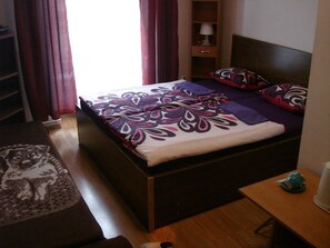 Desk, WiFi, bed sheets