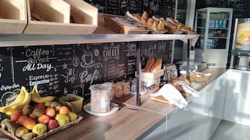 Petit déjeuner continental servi tous les jours en supplément