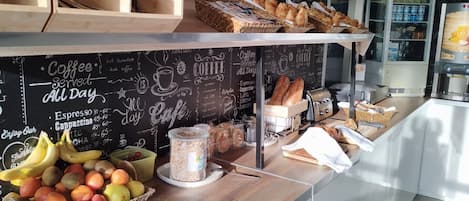 Café da manhã continental todos os dias mediante uma taxa
