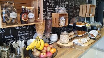 每日供應吃到飽早餐 (每人 EUR9)