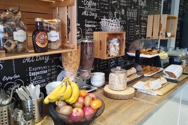 Petit déjeuner buffet (9 EUR par personne)