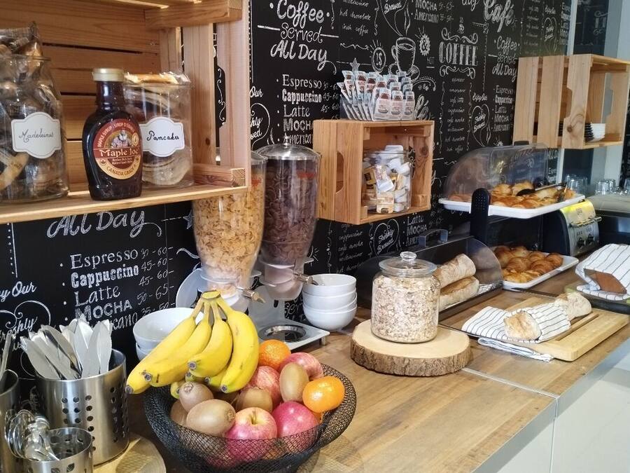 Tägliches kontinentales Frühstück (9 EUR pro Person)