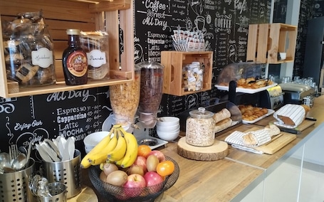 Daily continental breakfast for a fee. Fasthôtel Clermont Ferrand Hôtel