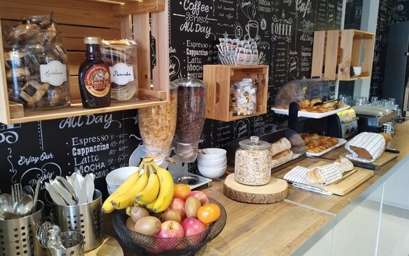 Desayuno buffet diario (EUR 9 por persona)