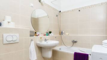 Superior Studio (1-3 adults) | Salle de bain | Ensemble douche/baignoire, articles de toilette gratuits, sèche-cheveux