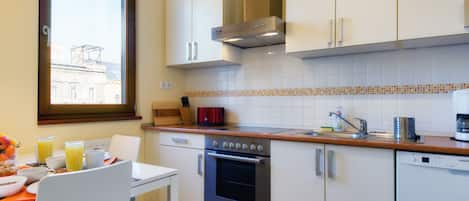 Full-size fridge, microwave, oven, stovetop