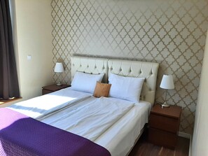 Ropa de cama hipoalergénica y caja de seguridad en la habitación 