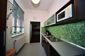 Kühlschrank, Mikrowelle, Wasserkocher mit Kaffee-/Teezubehör