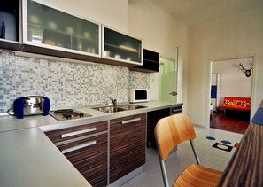 雪櫃、微波爐、咖啡機/沖茶器、電熱水壺