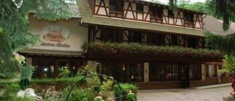 المنشأة من الخارج