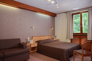 Zimmersafe, Verdunkelungsvorhänge, Bügeleisen/Bügelbrett