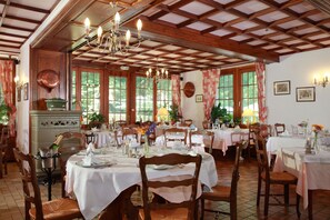 Breakfast, lunch, dinner served; French cuisine