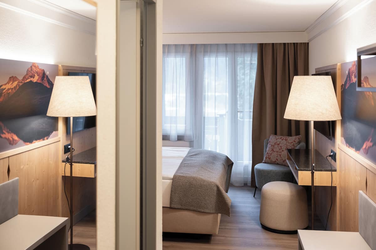 Camera doppia, non fumatori | Biancheria da letto ipoallergenica, materassi a doppio strato, minibar