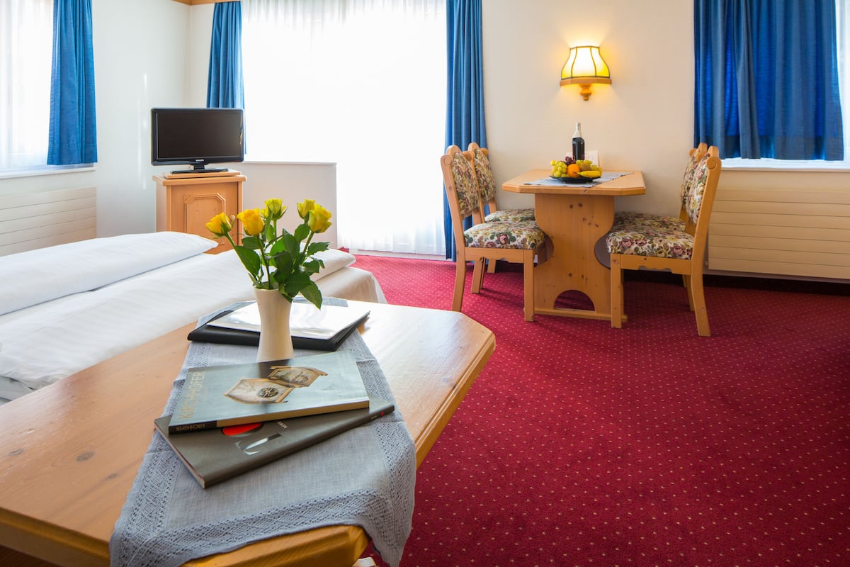 Ropa de cama hipoalergénica, colchones con pillow-top y minibar