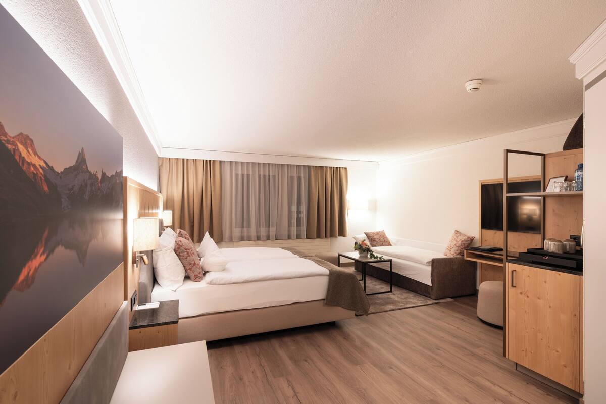 Quarto quádruplo standard, para não fumantes | Roupas de cama antialérgicas, camas com colchões pillow-top, frigobar
