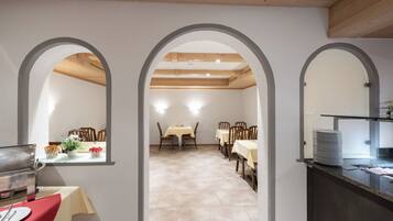 Colazione a buffet, servita tutte le mattine (30 CHF a persona)