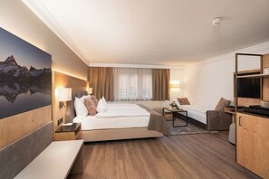 Quadruple Room, Non Smoking | Hypo-allergenic bedding, pillowtop beds, minibar, cribs/infant beds