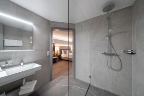 Standard Quadruple Room, Non Smoking | Hypo-allergenic bedding, pillowtop beds, minibar, free WiFi - Grindelwalderhof (Grindelwald)