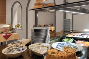 Tägliches Frühstücksbuffet (30 CHF pro Person)