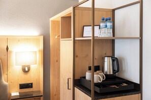 低刺激性寝具、ピロートップベッド、ミニバー、ベビーベッド (無料)