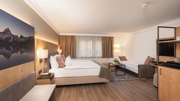 Triple Room, Non Smoking | Hypo-allergenic bedding, pillowtop beds, minibar, free cribs/infant beds